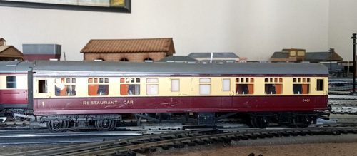 OO Tri-ang R.224 British Railways composite restaurant car in crimson and cream