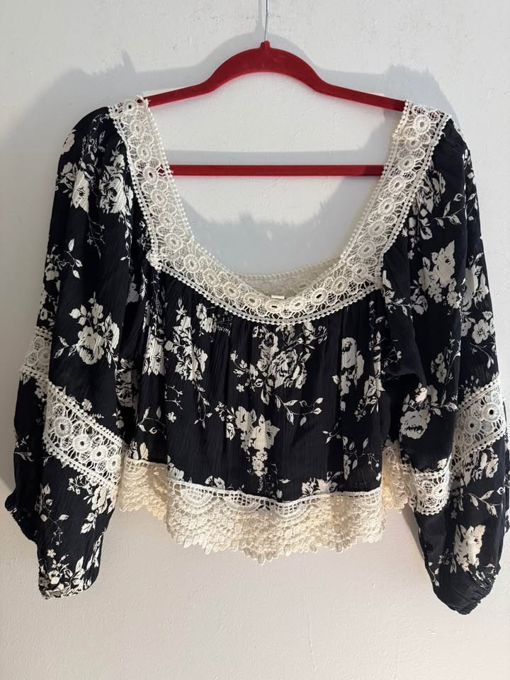 One world brand women’s floral crop top blouse M size