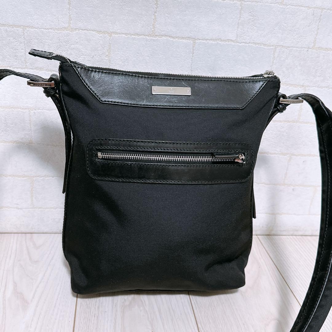 GUCCI black leather shoulder bag with gold hardware PGED1O