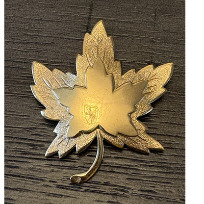 Monet Gold Tone Leaf Brooch Pin Nature Theme Signed Metal Jewelry No Stone