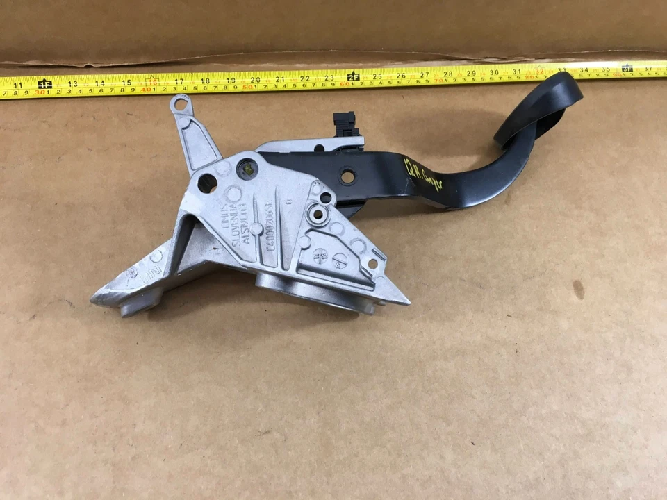 Conjunto completo de pedal de freno Mini Cooper 2009-13 automático C4000206SE OEM. Foto 4 de 4