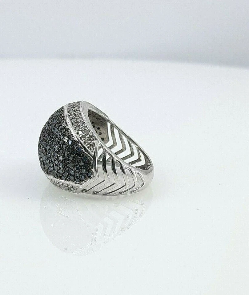 Alianza de plata de ley con cúpula de diamantes naturales azul blanco corte redondo de 2,21 quilates Foto 4 de 4