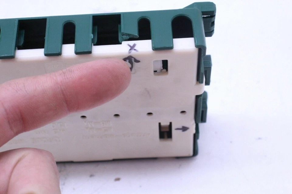 BMW X5 525i 530i E39 2001-2003 maletero caja de relé de fusibles OEM usado Foto 3 de 4