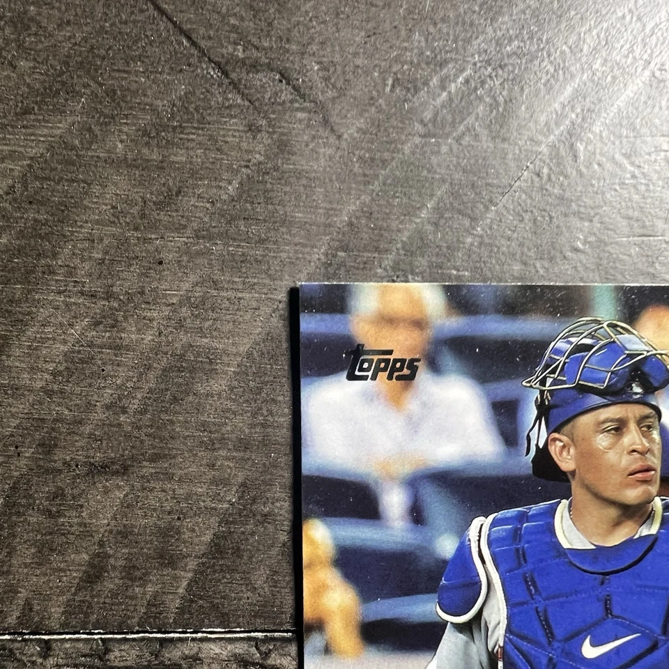 Tarjeta autografiada IP firmada por Topps de Carlos Ruiz 2017 AU DODGERS Foto 3 de 4