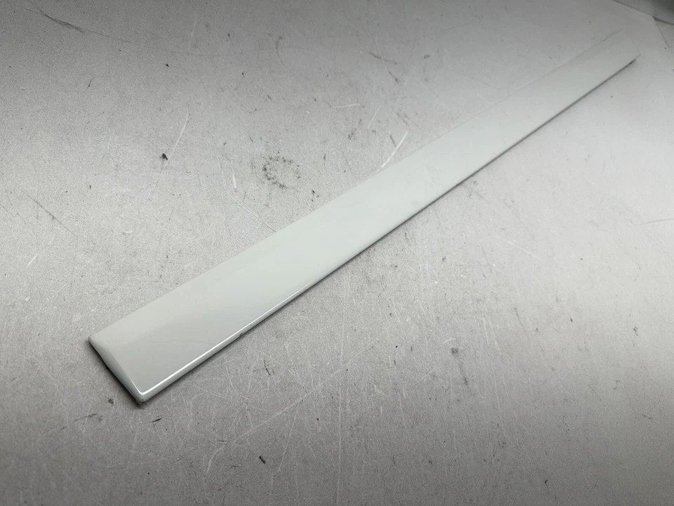 P401154 2002-2004 Audi A6 Quattro puerta trasera moldura lado conductor exterior Foto 4 de 4