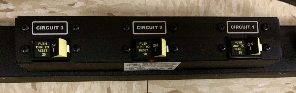 Geist XPBM303-103IN6TL21 Power Monitor 30 Port 24A 120-208VAC 3~ 50/60Hz PDU - Image 2 of 4