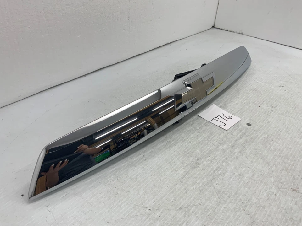 Panel de adorno de acabado de maletero Chevrolet Equinox 2010-2015 con cámara OEM Foto 2 de 4