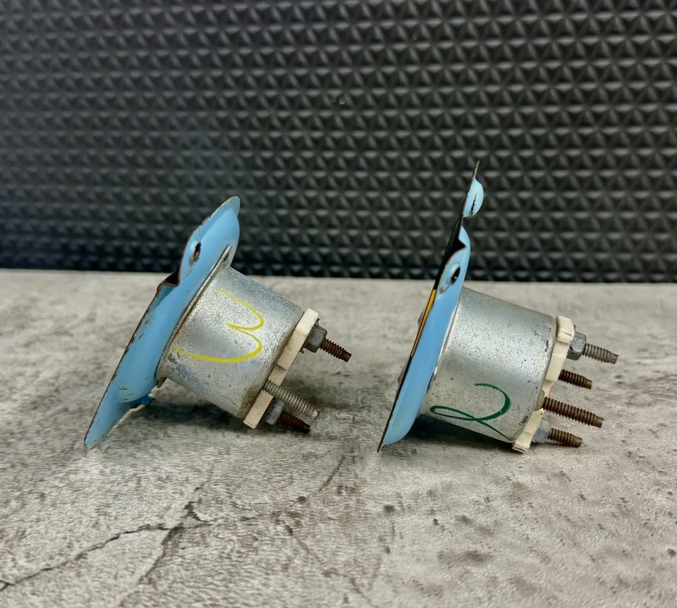 Пара манометров давления и температуры масла для Chevy C10 81–87 годов выпуска — оригинальные GM - Изображение 2 из 3