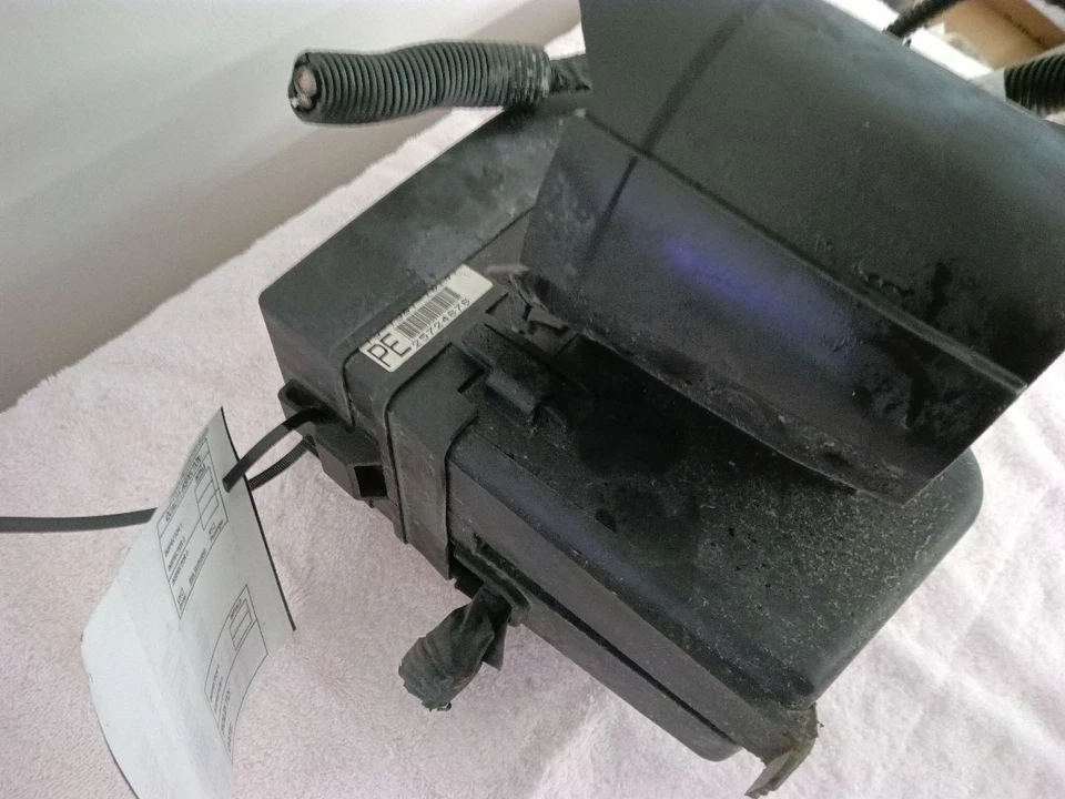 2001-2005 Pontiac Bonneville Fusebox Fuse Box Engine 3600 3.6 2002 2003 2004 - Image 3 of 4