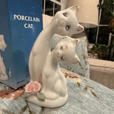 VTG Porcelain Long Necked Pair Of White Cats Kittens W/Flower NOS In Box 5.5”