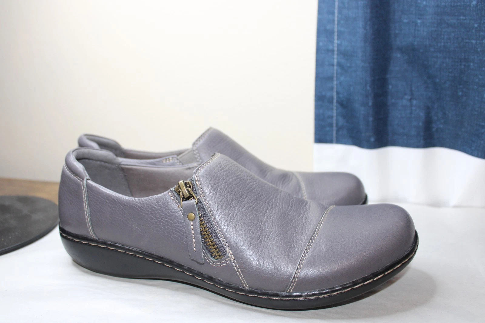 Clarks Leather Slip‑On Comfort Shoes Gray Women’s 10 Side Zip Great Condition