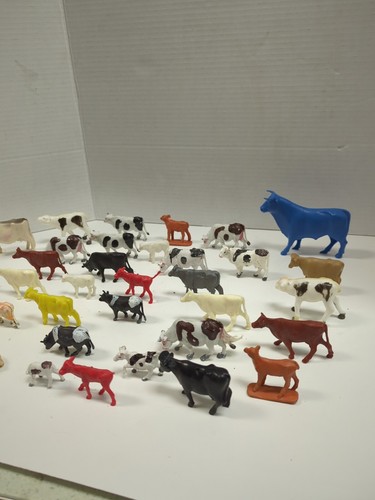 Large lot of plastic cows and Bulls Farm animals loose - Picture 3 of 3