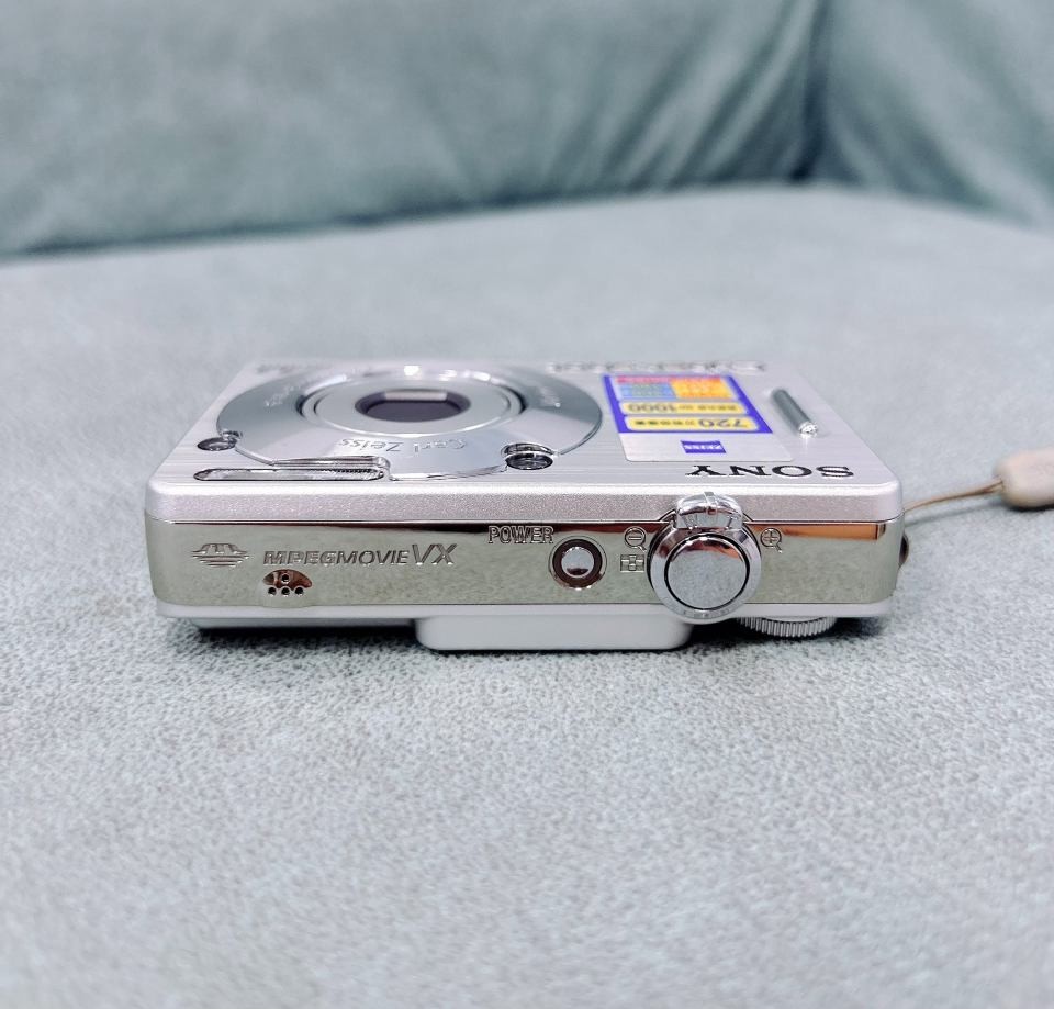 Sony Cyber-Shot DSC-WX70 16.2MP f/2.6 Compact Digital Camera