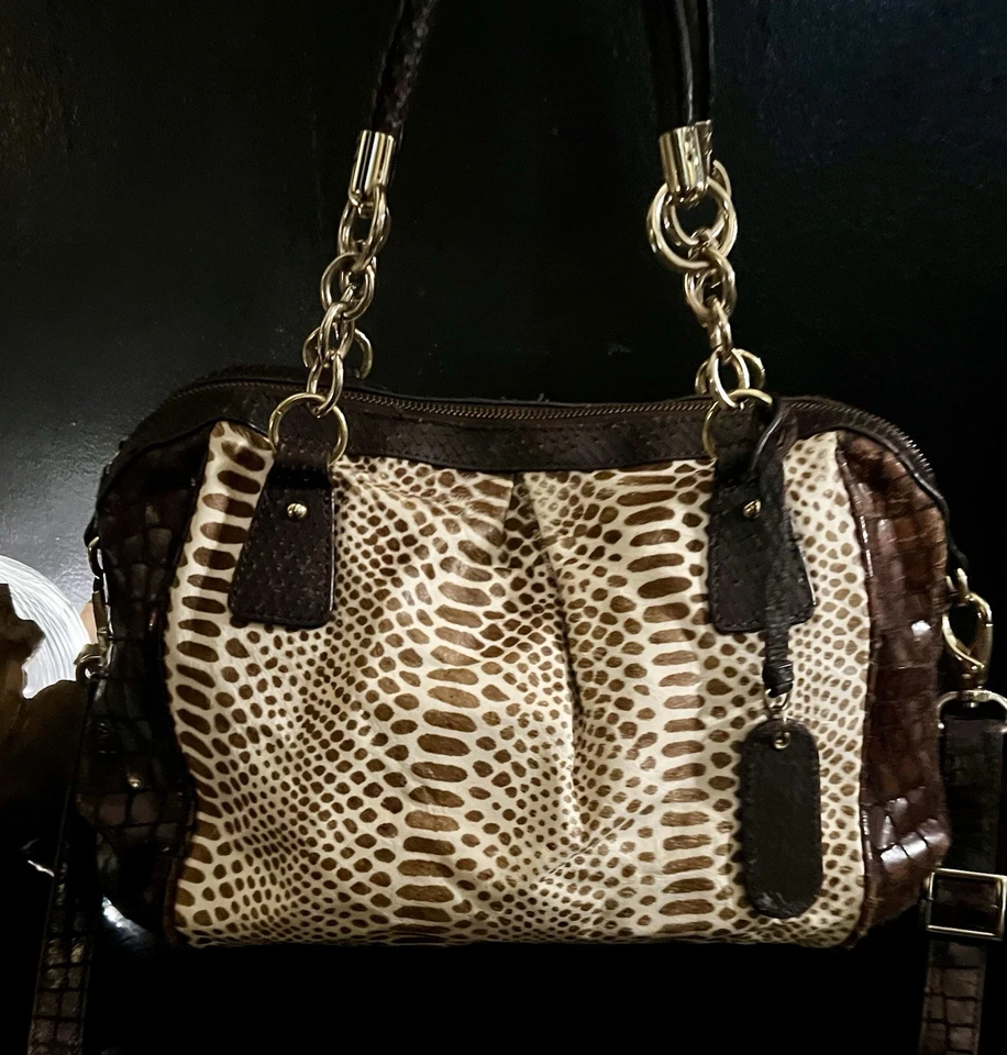 Bolso de mano Cynthia Rowley de cuero en relieve de cocodrilo con herrajes dorados y adornos de piel de serpiente Foto 3 de 4