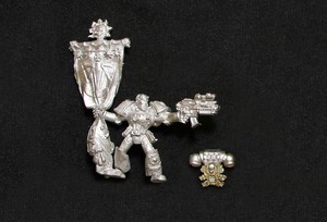 Warhammer-40k-Space-Marines-Ultra-standard-bearer-metal-oop