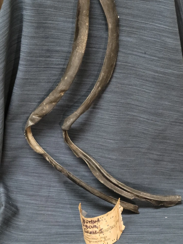 Par de sellos de puerta inferior JAGUAR XKE 1965-1974 NOS Foto 4 de 4