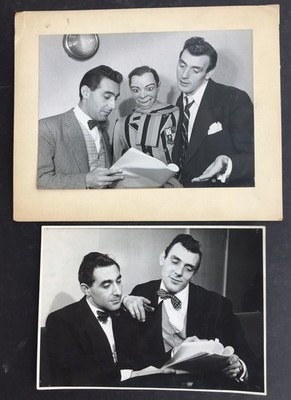 Zwei Fotos von AUSBILDENDEN ARCHIE-Schriftstellern Sid Colin & Eric Sykes, 1951 KOMÖDIE, SELTEN