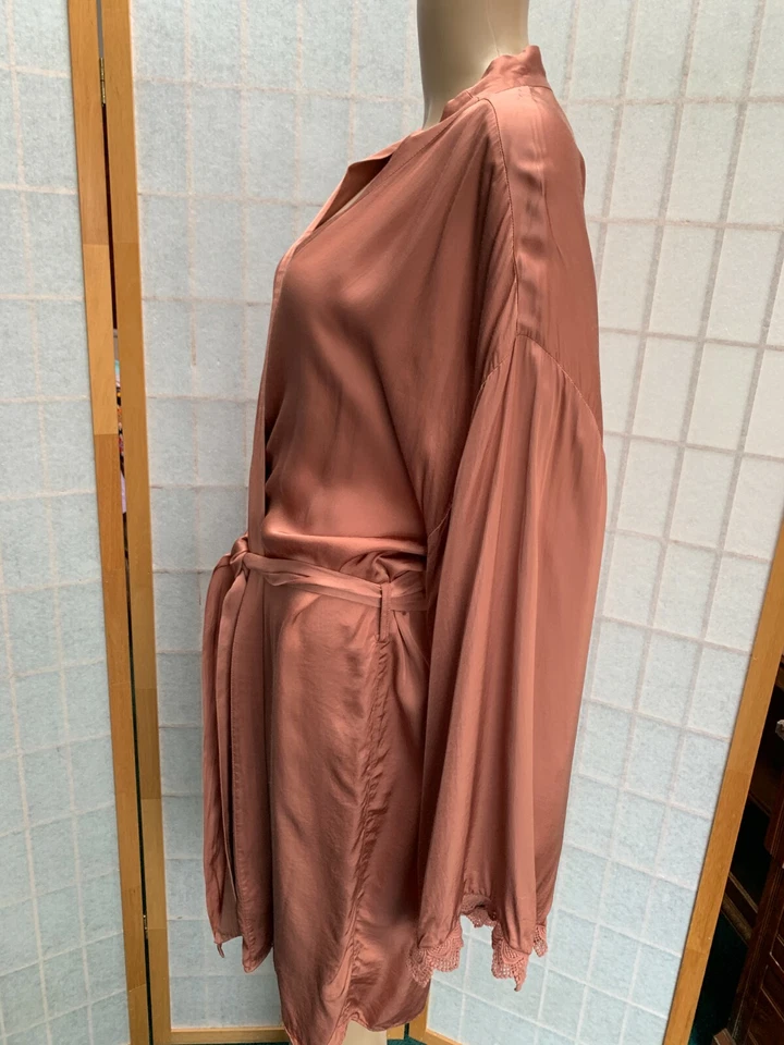 Bata Matine BHLDN ~ XL ~ Mangas Campana con Borde de Encaje ~ Viscosa Brillante Satén Foto 4 de 4