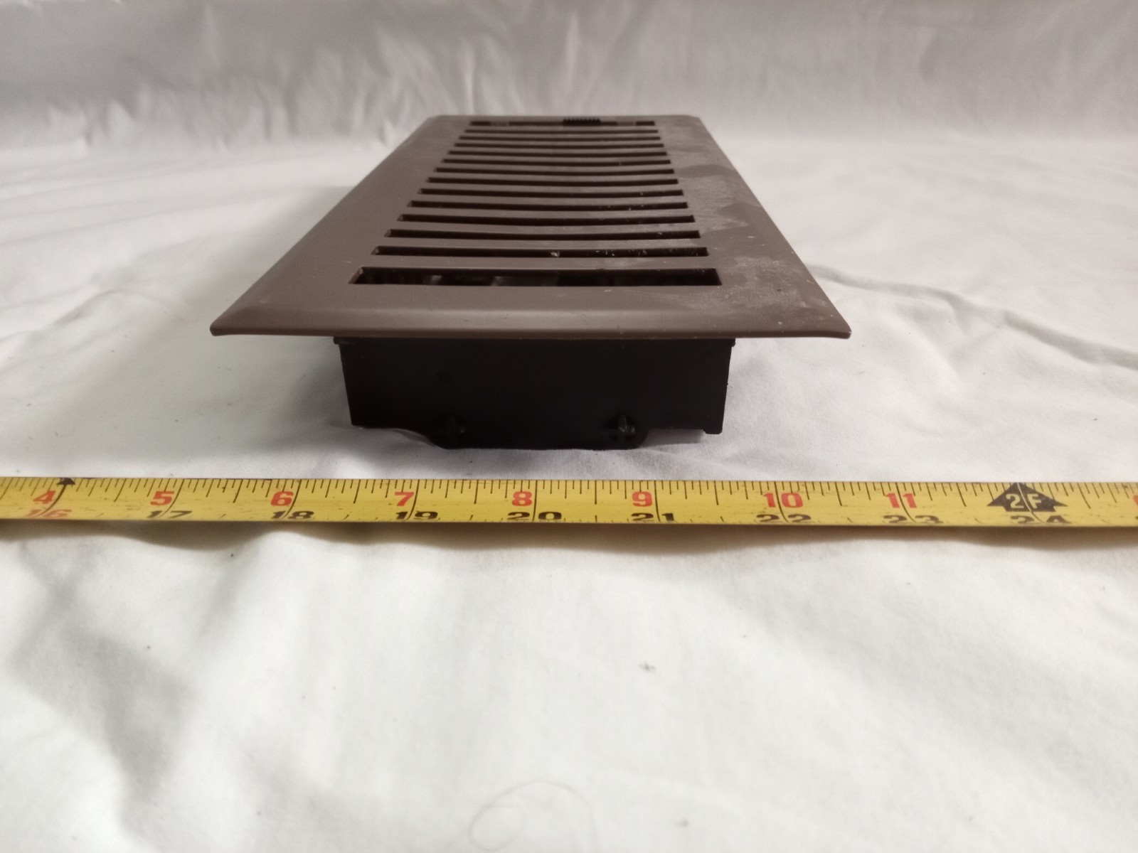 как выглядит vintage Steel Floor Heat Register Grate/vent Louvered 11.5" long x 5.5" wide. фото
