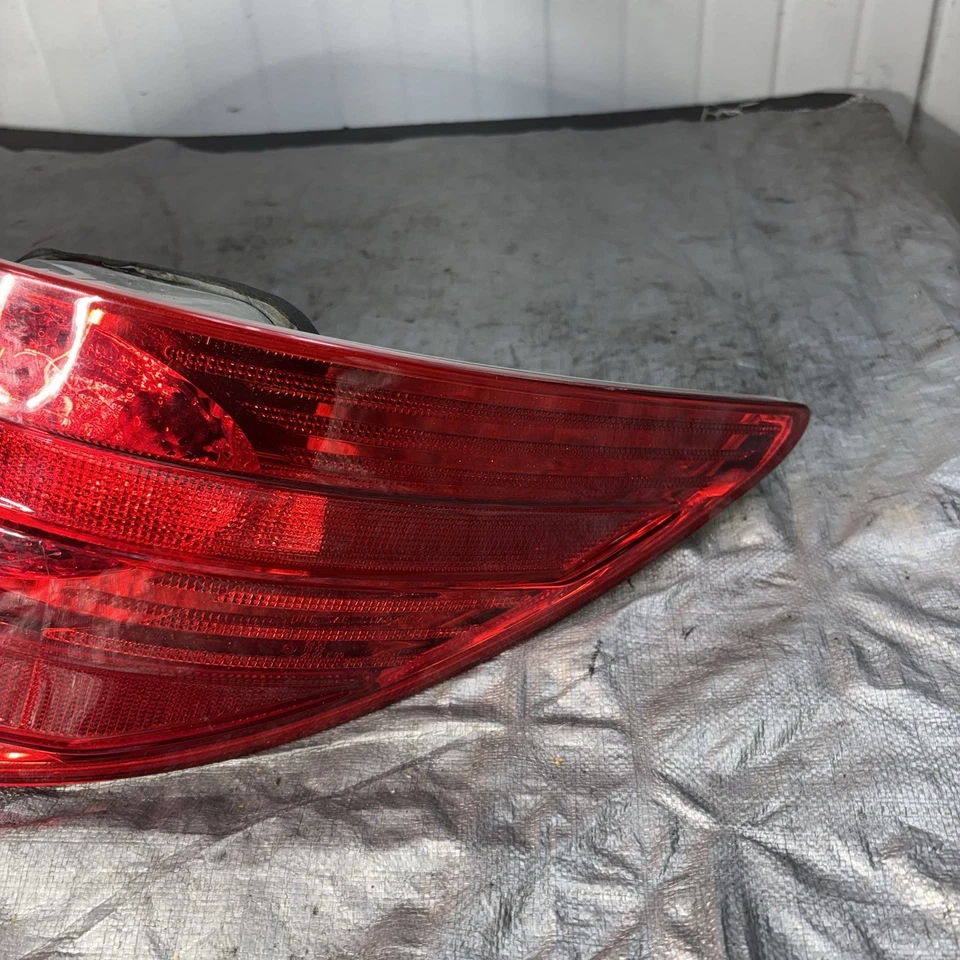 2006-2010 Mercedes-Benz W251 R350 R500 R320 PASSENGER RIGHT SIDE TAIL LIGHT OEM - Image 4 of 4