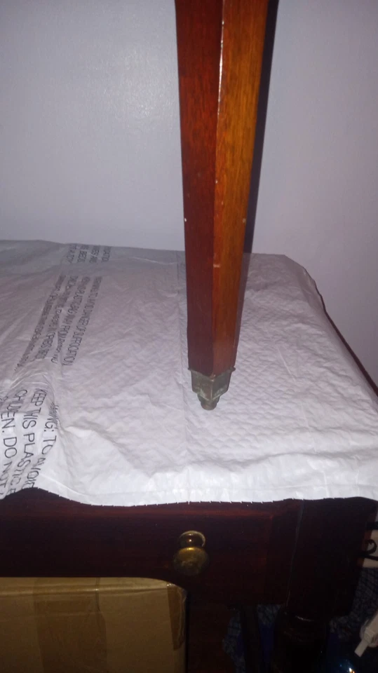 Hermosa mesa auxiliar antigua de caoba con puertas dobles con ruedas de metal Foto 4 de 4