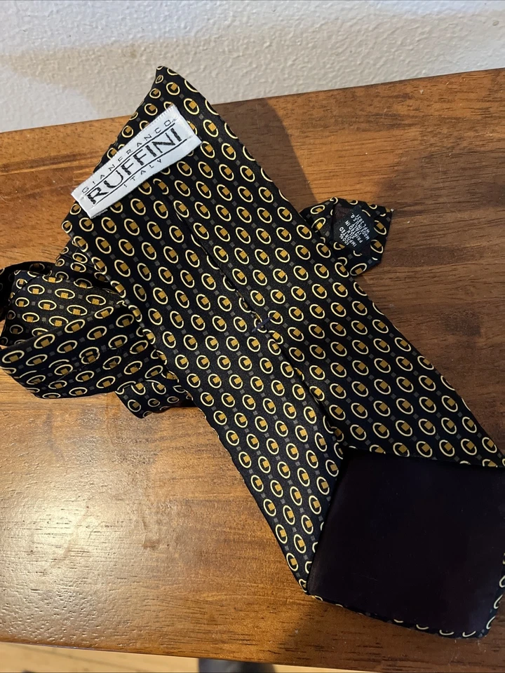 Corbata Gianfranco Ruffini 100% Seda Hecha en Italia Negra y Dorada Geométrica Usada en Excelente Condición Foto 2 de 4