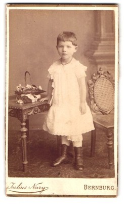 Fotografie Julius Nary, Bernburg, Carlsplatz 29, Portrait niedliches kleines Mä 