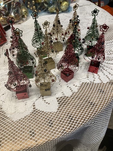 12 Vintage Christmas Tree Table Centerpiece Weights 5.75” Tall Red Gold & Green - Picture 2 of 3