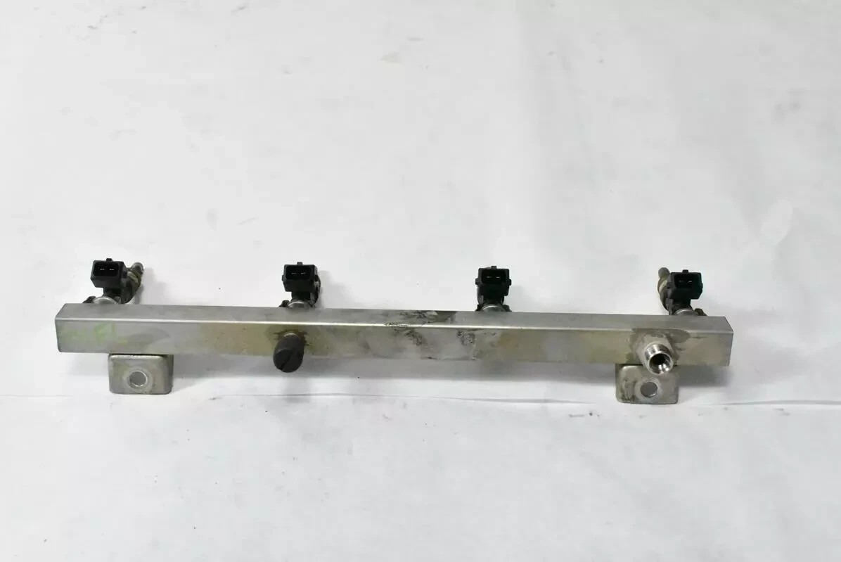 03-19 Maserati Quattroporte Left Side Fuel Injection Rail Line w/ Injectors OEM