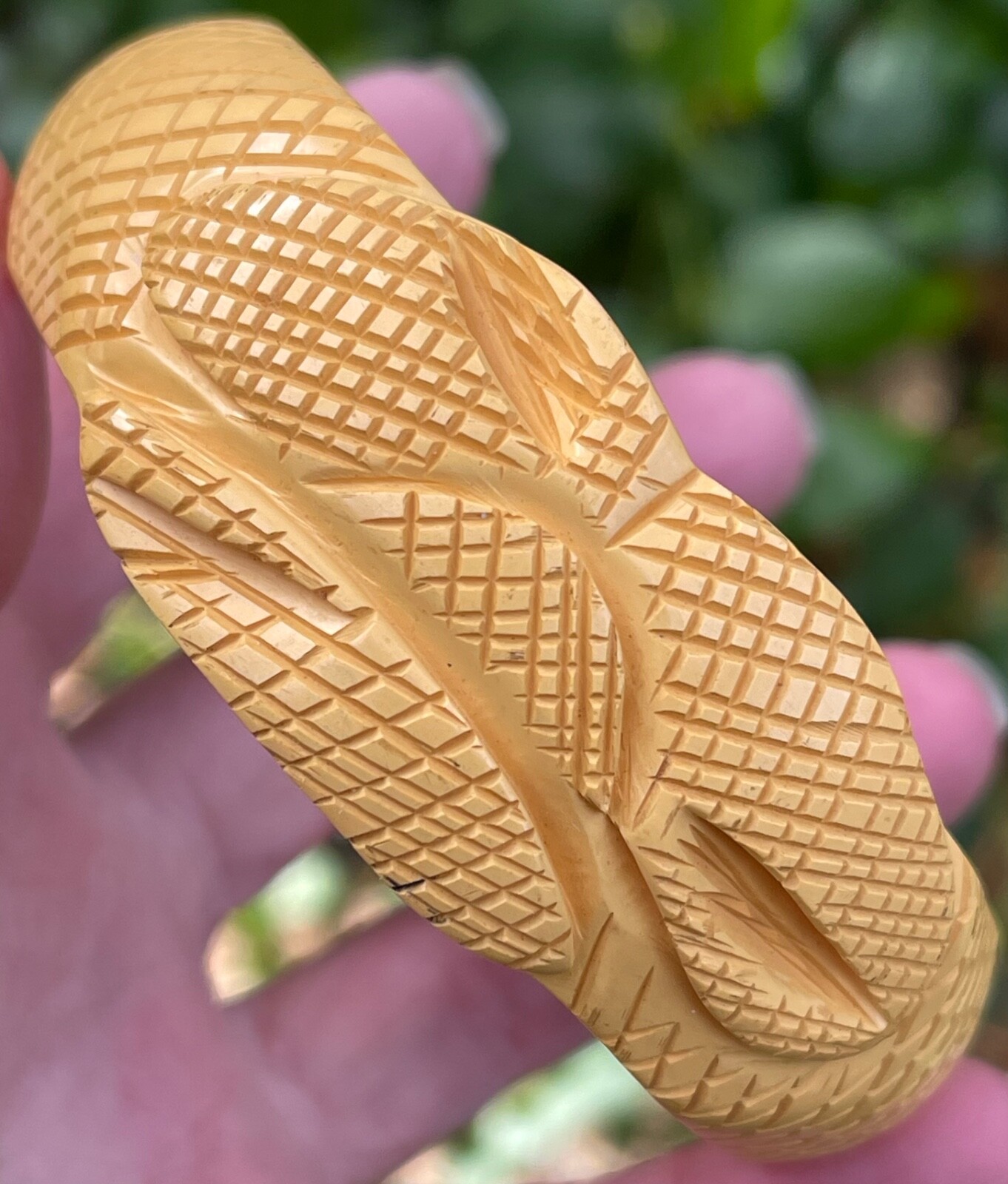 Bakelite snake scale pattern bangle bracelet vint… - image 15