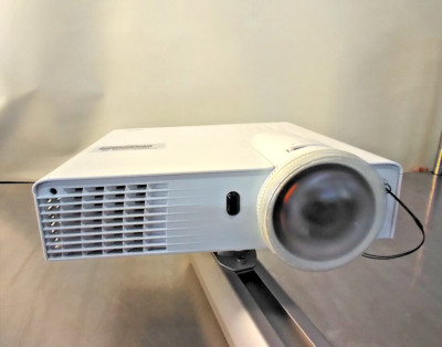 SMART V30 Projector, 3000 Lumens, XGA Short Throw, HDMI | eBay