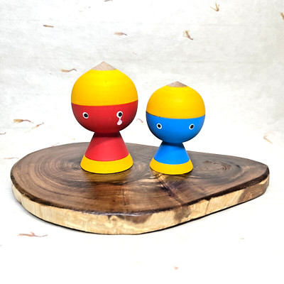 Handgefertigte hölzerne Spinnpuppen im Kokeshi-Stil, weinende rote Oni & blau...
