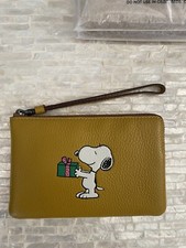 Coach X Peanuts Corner Zip Wristlet With Snoopy Present Motif QB/Flax Multi
