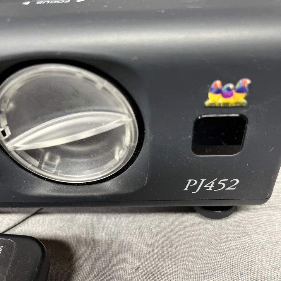 ViewSonic PJ452 LCD Portable Projector with remote and cables - Image 2 of 4
