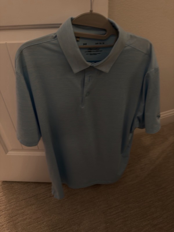 Under Armour Men’s Golf Shirt Large. Logo On Sleeve.