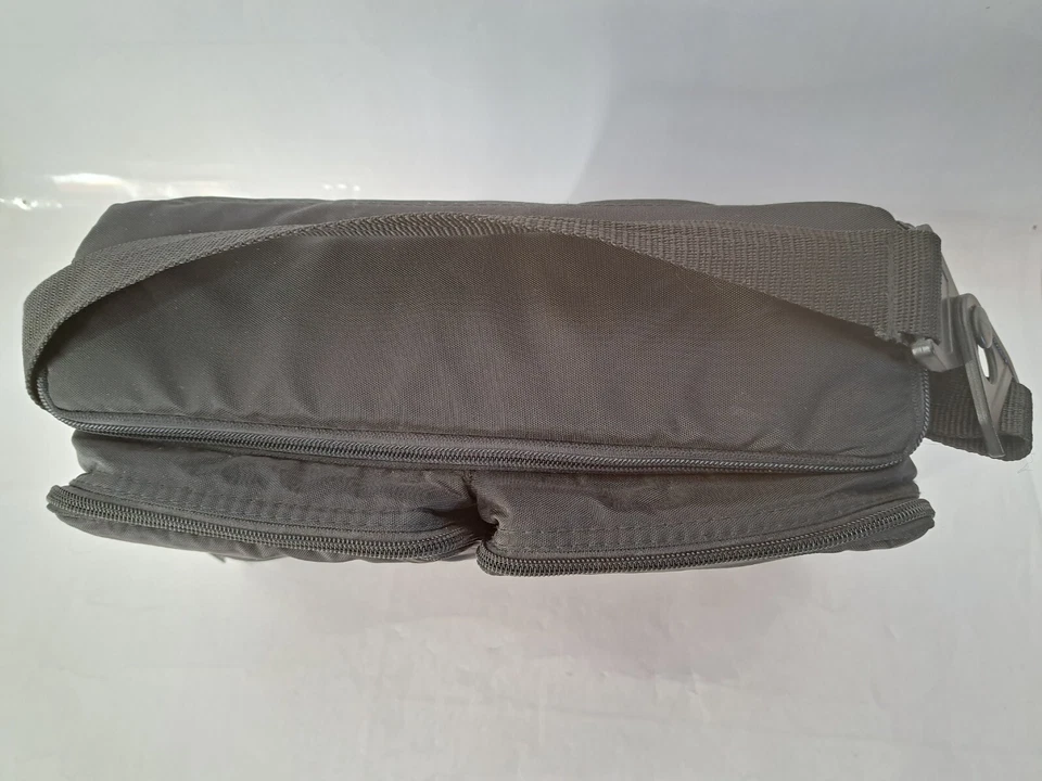 Vintage Case Logic Carrying Case pu00269 with 2 Zip up Pockets on Front - Image 2 of 4