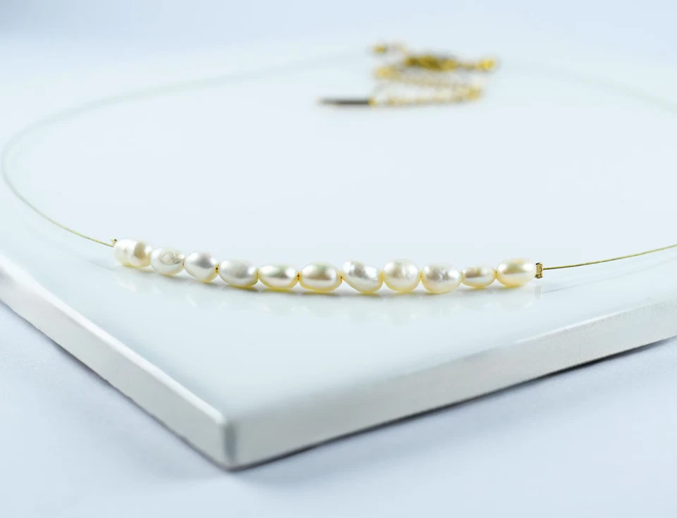 Collar Gargantilla Perla Agua Dulce: Diseño Ilusión Flotante, Extensor Chapado en Oro Foto 3 de 4