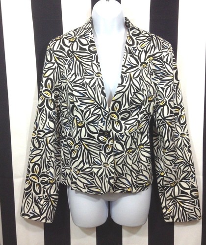Outfit de oficina para mujer con blazer blanco y bolso negro 】