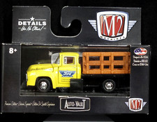 M2 Machines 56 1956 Ford F-100 Stake Bed Truck Auto-Vault MEX03 15-14 1/4,000