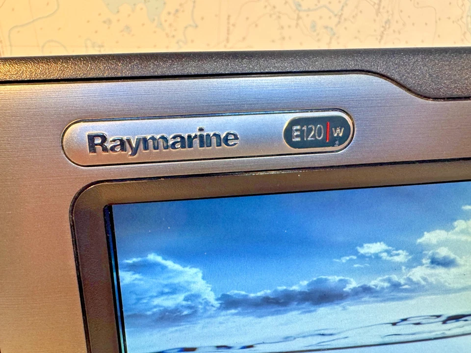 Raymarine E120W E62223 Touchscreen 12" FishFinder Radar GPS Chartplotter Display - Image 4 of 4