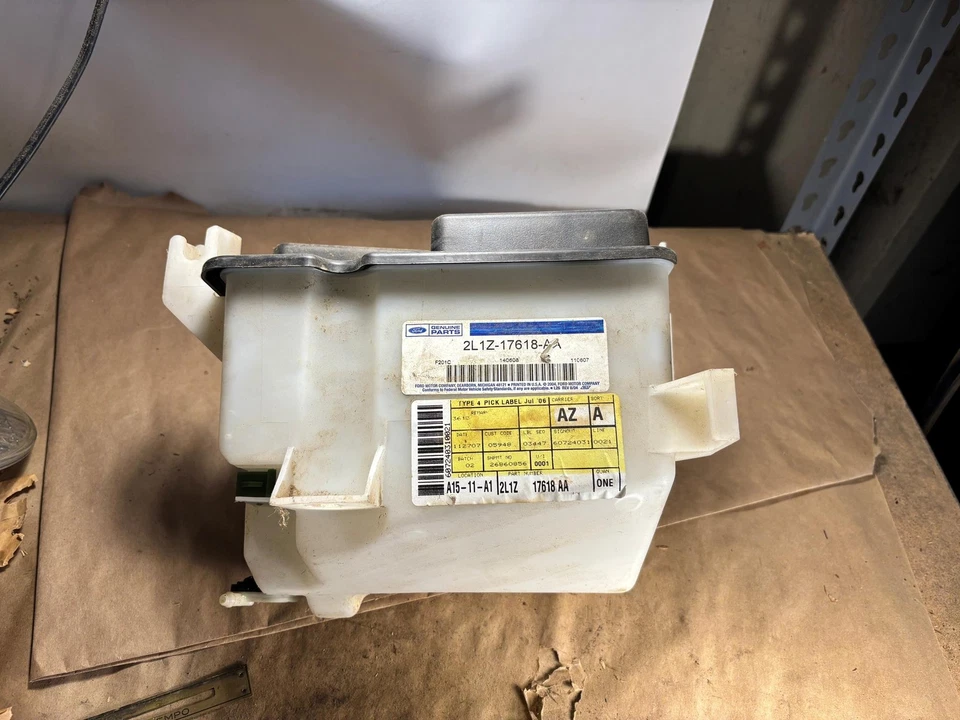 Ford Expedition Navigator 2003-2004 lavadora depósito con bomba FO1288172 Foto 2 de 4