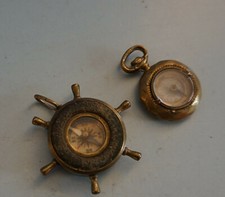 2x Kompass Andenken Kompasse um 1900 u.a Steuerrad Colle Isarco (0220-128)