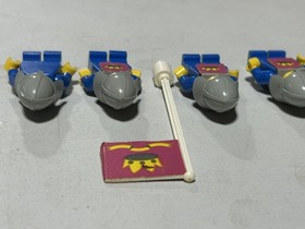Lego Classic Yellow Castle Knight Minifigures lot of 4 w flag 375 6075