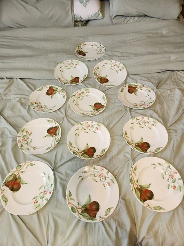 Lenox Plates Collection Winter Garden Anjou Pear Chinaberry Plates 9 1/2" (12) 