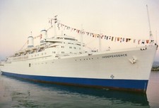 American Hawaï Cruises SS INDEPENDENCE seen arriving in Honolulu in 1988