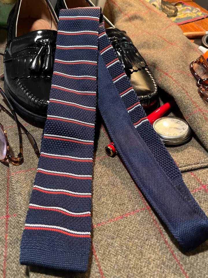 NEVER BEEN KISSED, OAK ISLAND TIENDA PARA HOMBRE: CORBATA DE PUNTO ROJA, BLANCA Y AZUL NUEVA Foto 4 de 4