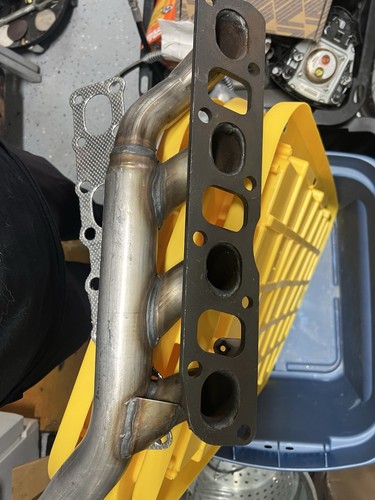 Passenger Side Exhaust Manifold Catalytic Converter for Nissan Titan Armada 5.6L - Picture 2 of 3