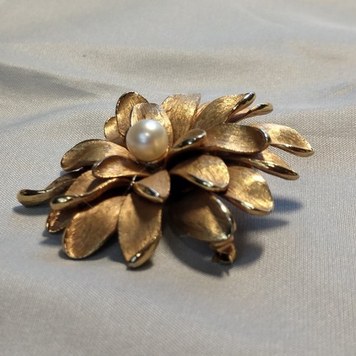 Signed Marcel Boucher Brooch Marked 8914P Gold Tone Features Pearl - Picture 7 of 10