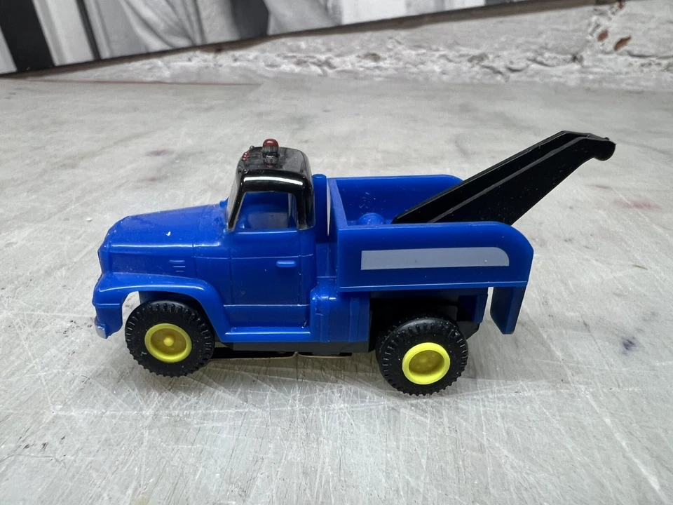 NEW MODEL MOTORING TOW TRUCK PLASTIC INJECTION MOLDED REPRODUCTION - Image 3 of 4