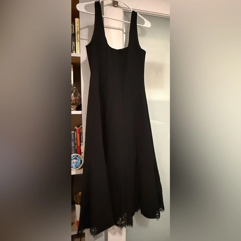 Vestido negro clásico de Adrianna Papell